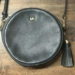Pebble leather circle canteen crossbody 2025